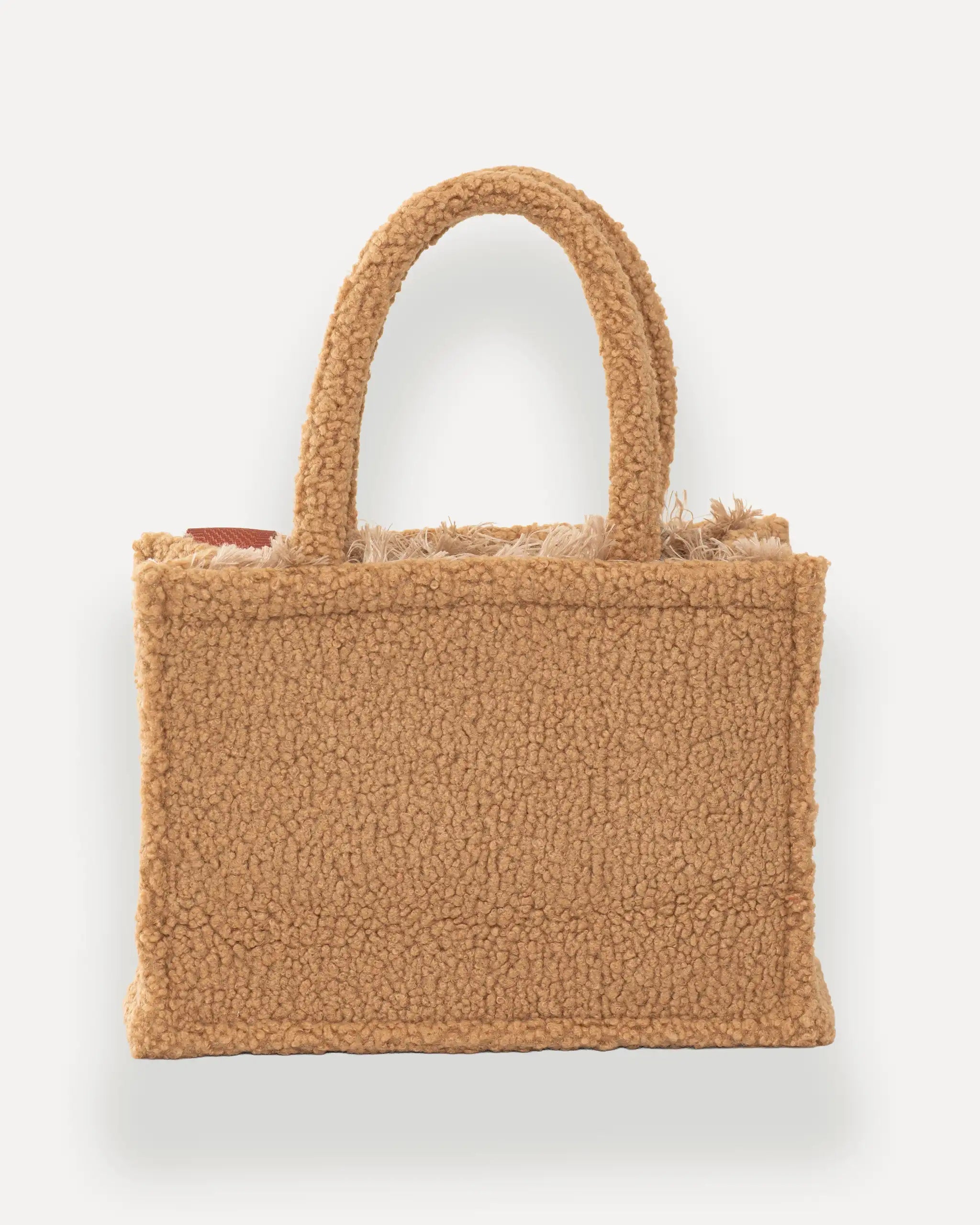 Rückansicht der Sorena Greece Medium Tote Bag – flauschige shopper bag in teddy-Optik mit camel Struktur, perfekte tote bag für Damen im Winter, bags schweiz mit mediterranem Flair.