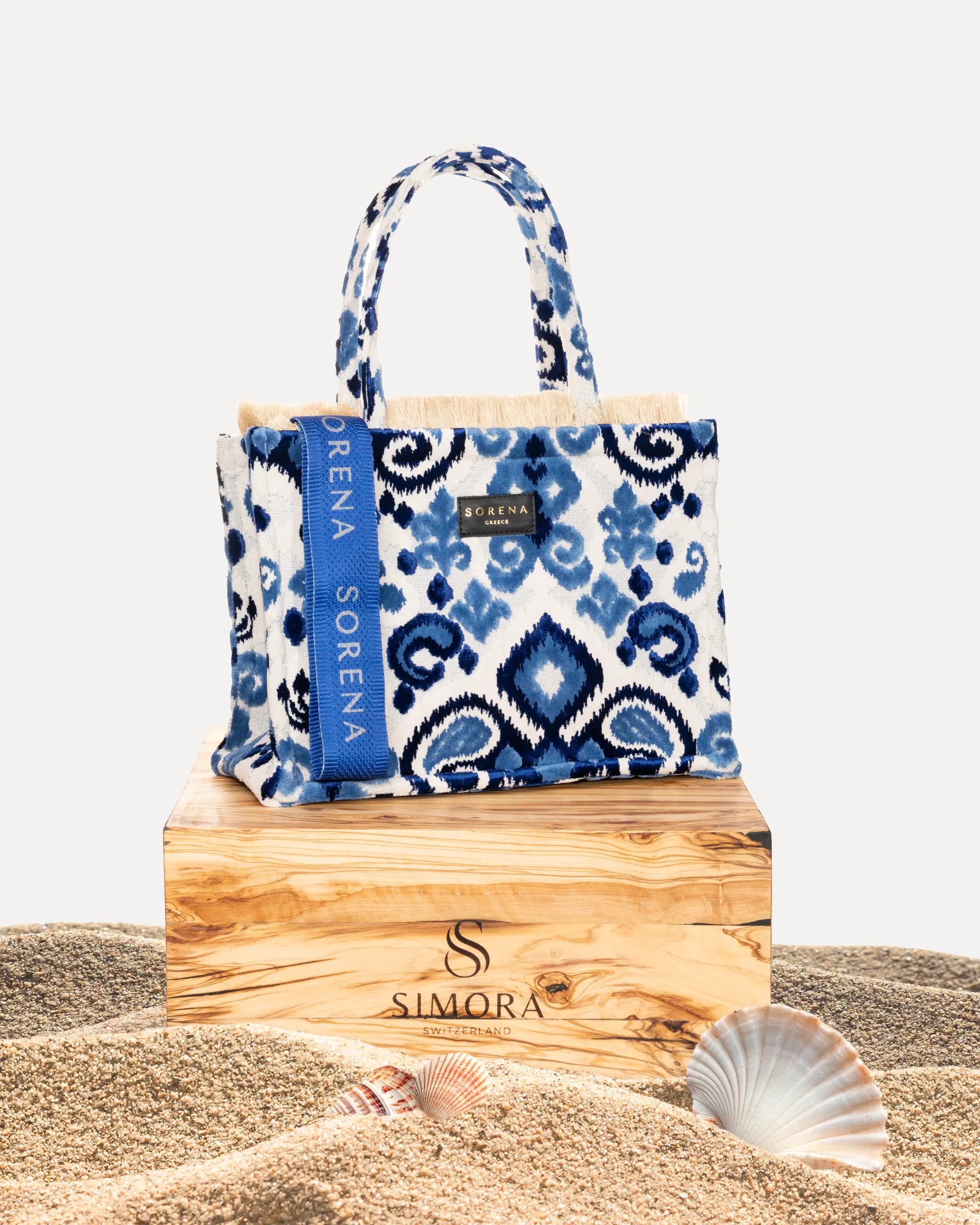 Sorena Greece Thalassa Medium Tote Bag auf SIMORA Olivenholzsockel, Frontansicht Samtvelour Kobaltblau Ikat Muster, handgefertigter Shopper Griechenland Produktfoto.