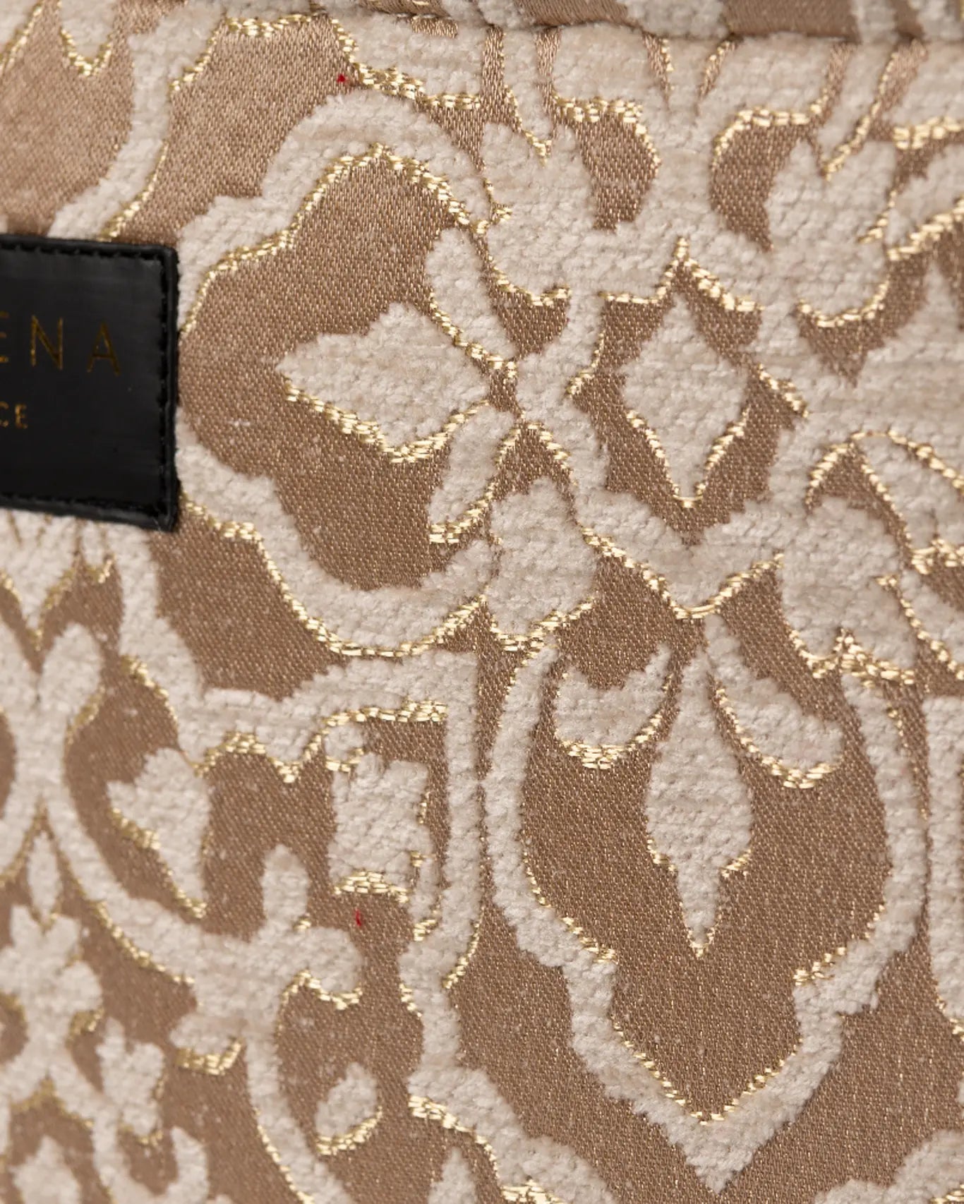 Nahaufnahme Theros Large Tote Bag Sorena Greece, Gewebestruktur mit goldfarbener Kette Detailansicht handgefertigtes Cycladen Design