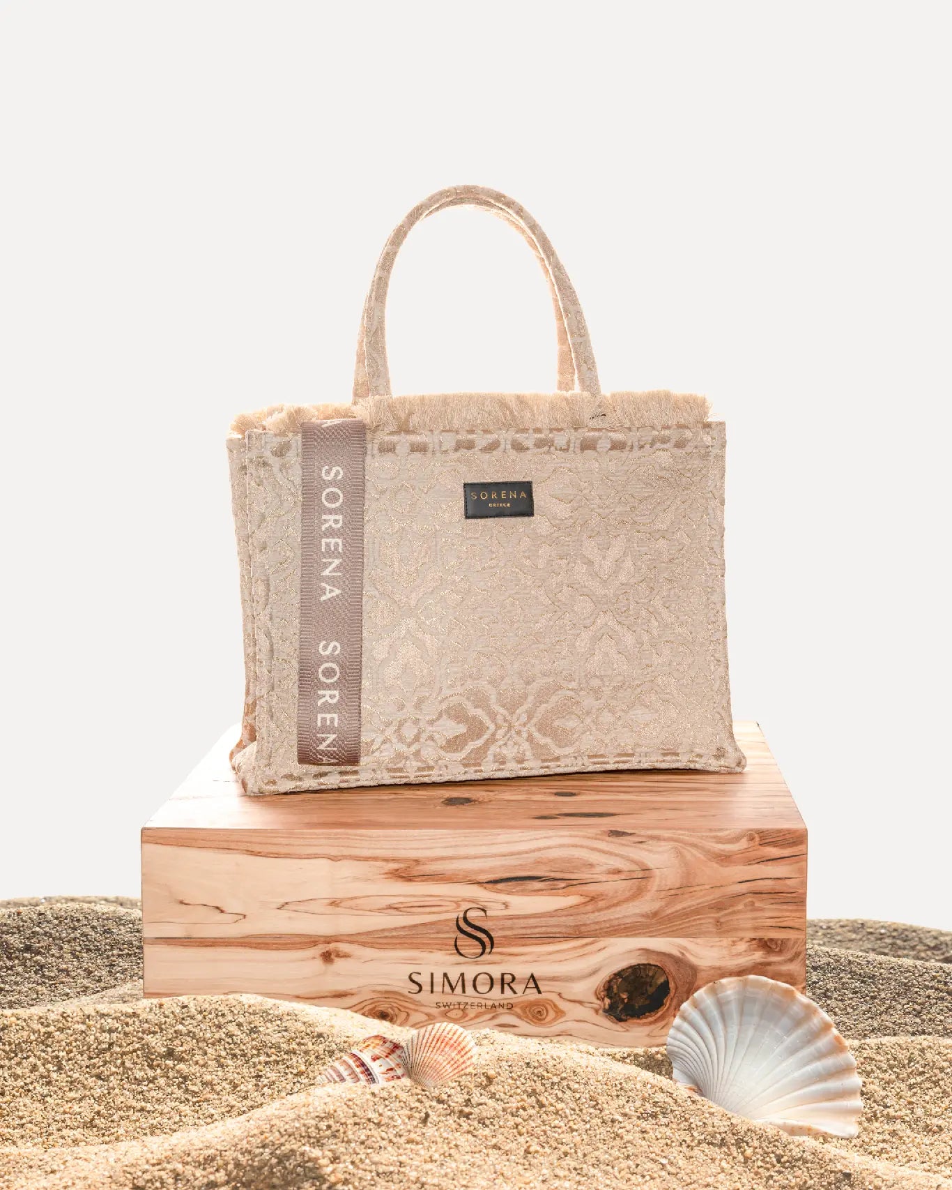 Sorena Greece Theros Large Tote Bag auf SIMORA Olivenholzsockel Frontansicht, großer Shopper goldfarbene Kette Cycladen Kollektion handgefertigt Griechenland