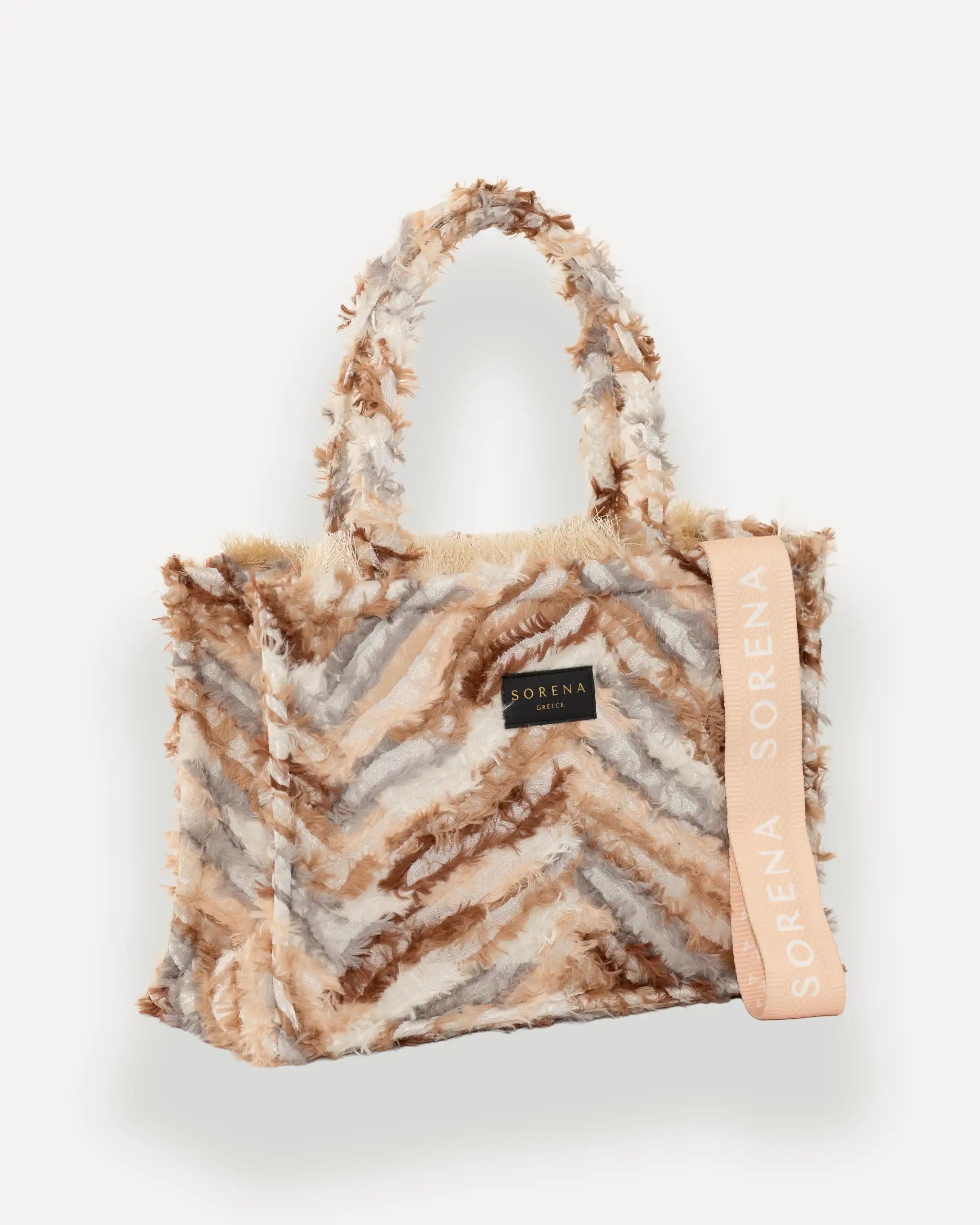 Female Model mit Sorena Greece Tote Bag rechtsseitig getragen – stylische tote bag mit Federoptik und strukturierter Oberfläche, perfekte handtasche für City-Looks, limitierte designer bags schweiz.