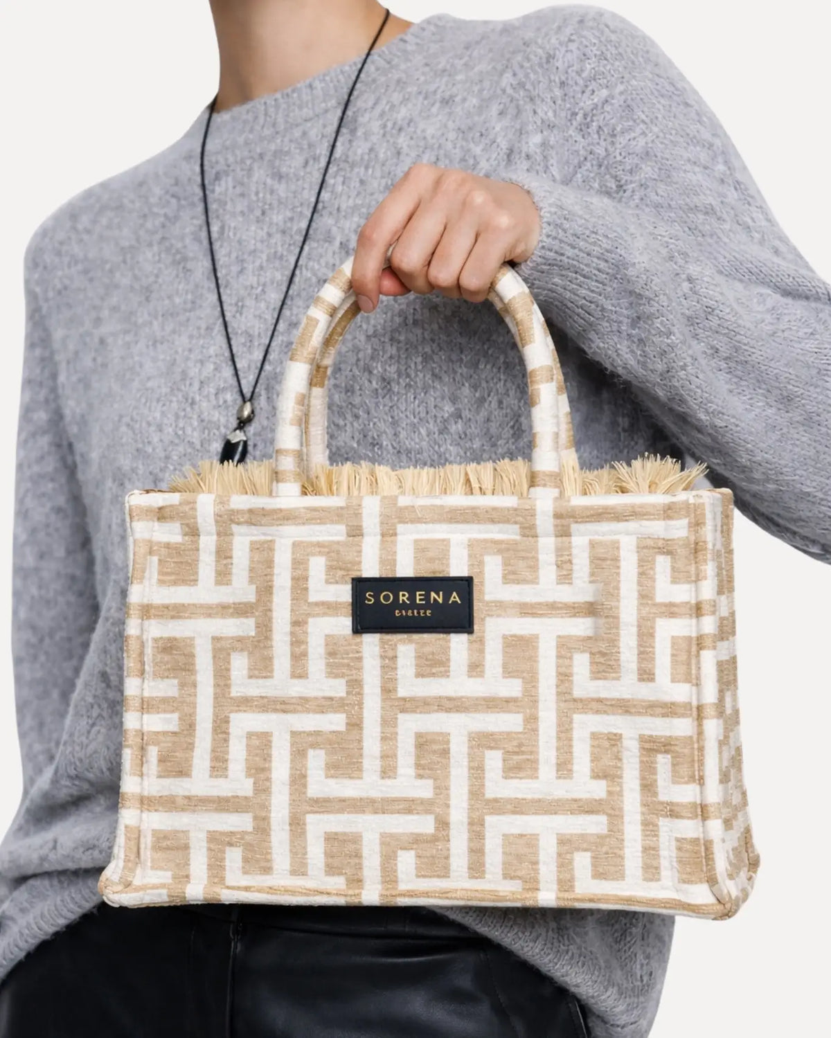 Frau iträgt die Melina Medium Tote Bag von Sorena Greece.