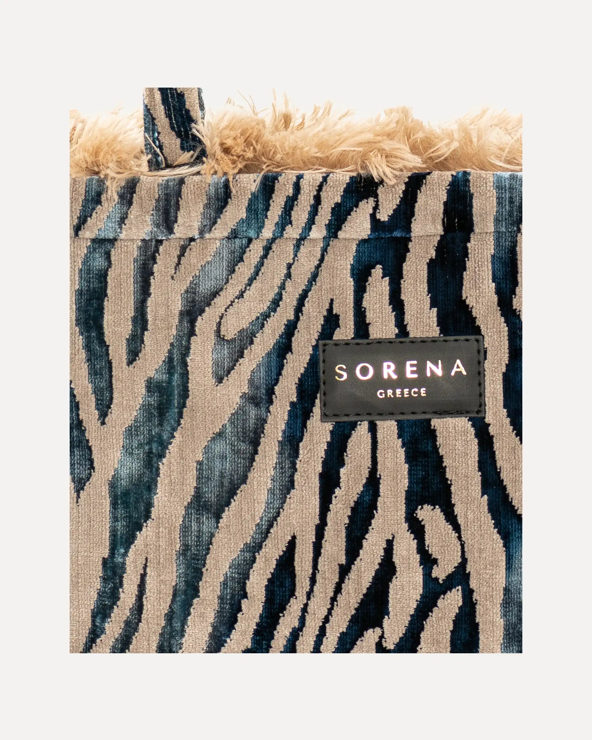 Detailansicht der Sorena Greece Tote Bag – strukturierte Oberfläche, Label „SORENA GREECE“, vertikales Band mit Branding, perfekte tote bag für Business & Freizeit, handtaschen damen mit Statement.