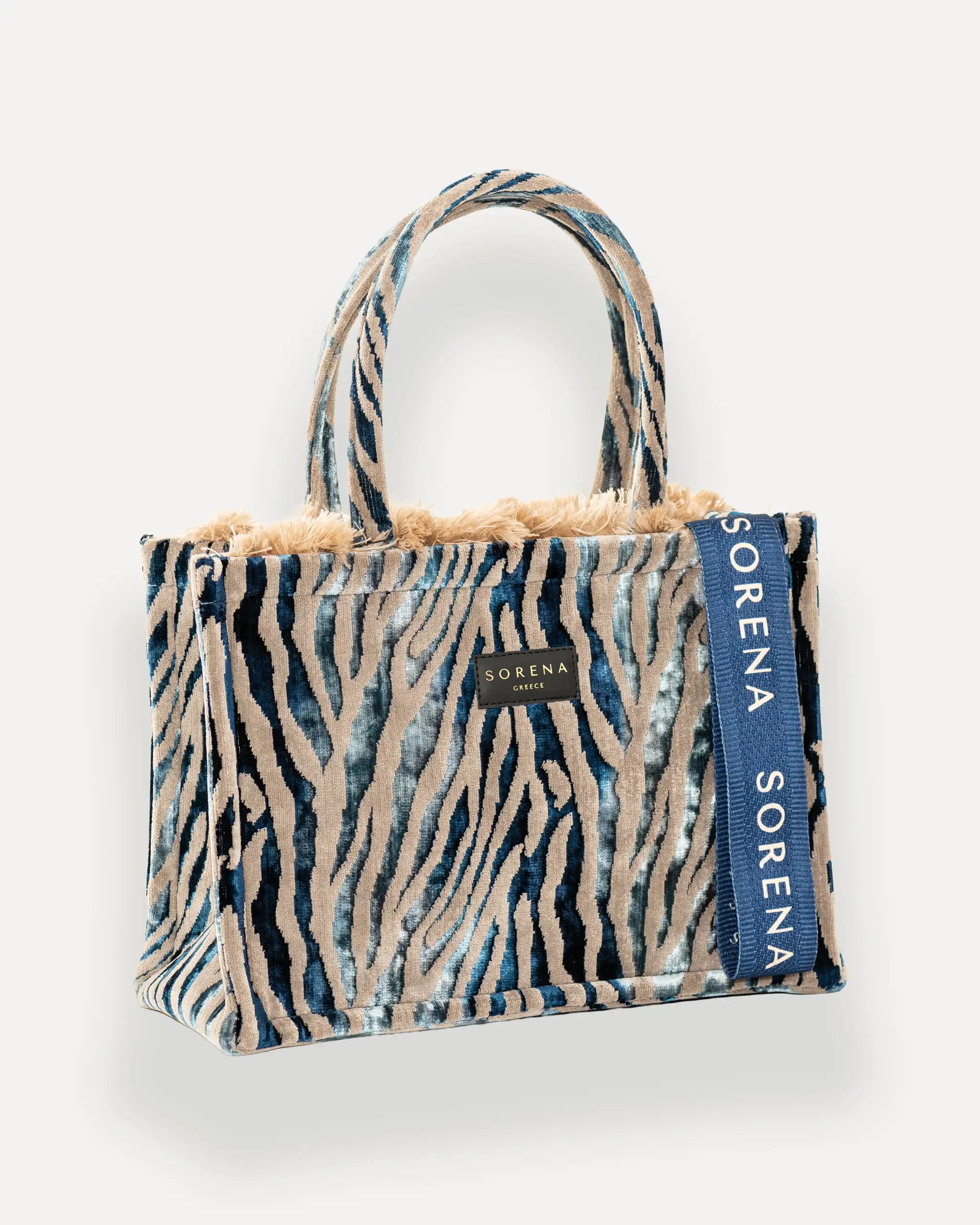Female Model mit Sorena Greece Tote Bag rechtsseitig getragen – auffällige shopper tasche mit Animalprint und Branding, perfekte handtasche für stilbewusste Frauen, limitierte designer bags schweiz.