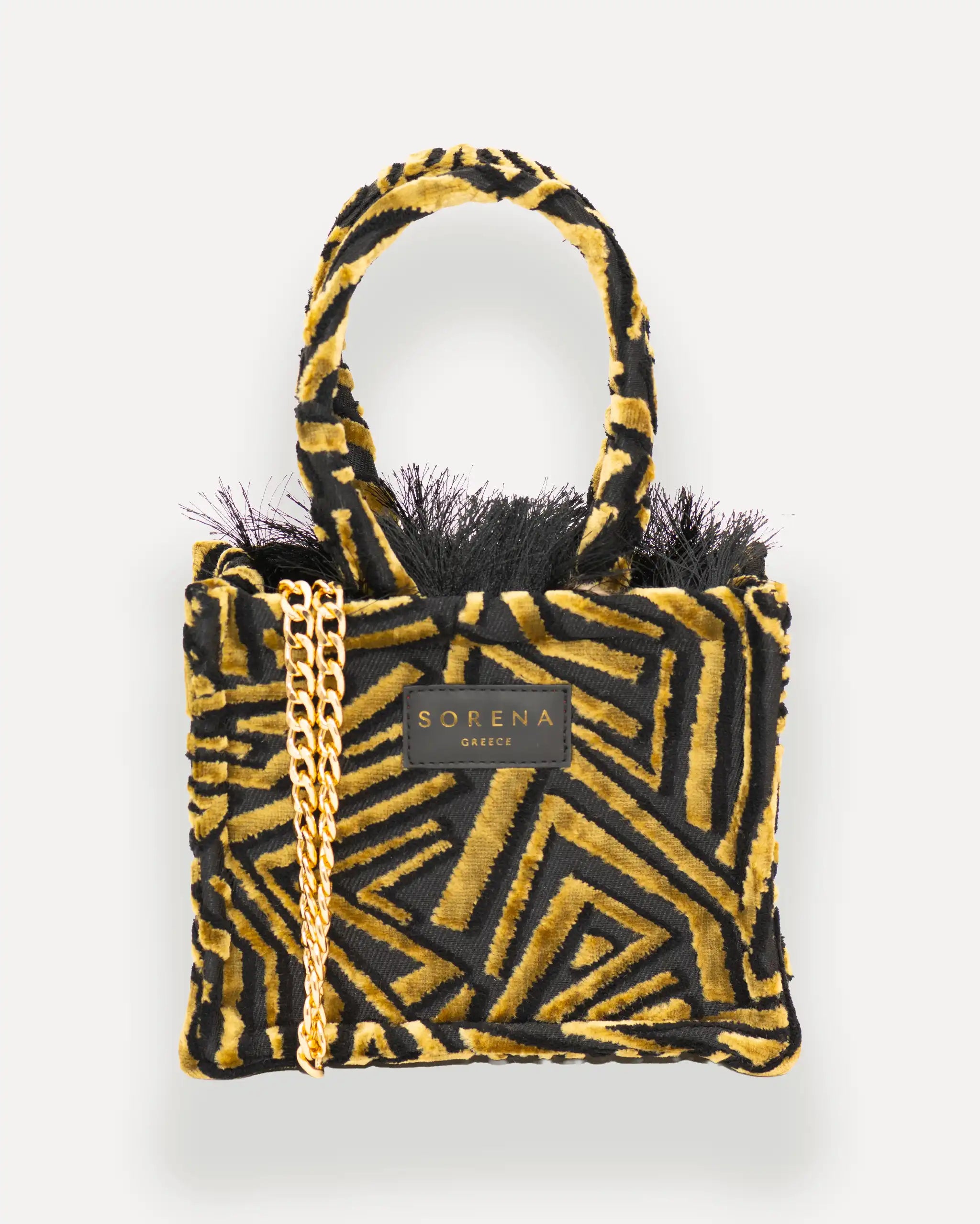 Sorena Greece Mini Bag in zentraler Pose – handgemachte mini tote bag mit goldener Kette, crossbody bag für Damen, perfekte kleine handtasche für Dinner & City, sorena greece bag kaufen schweiz.