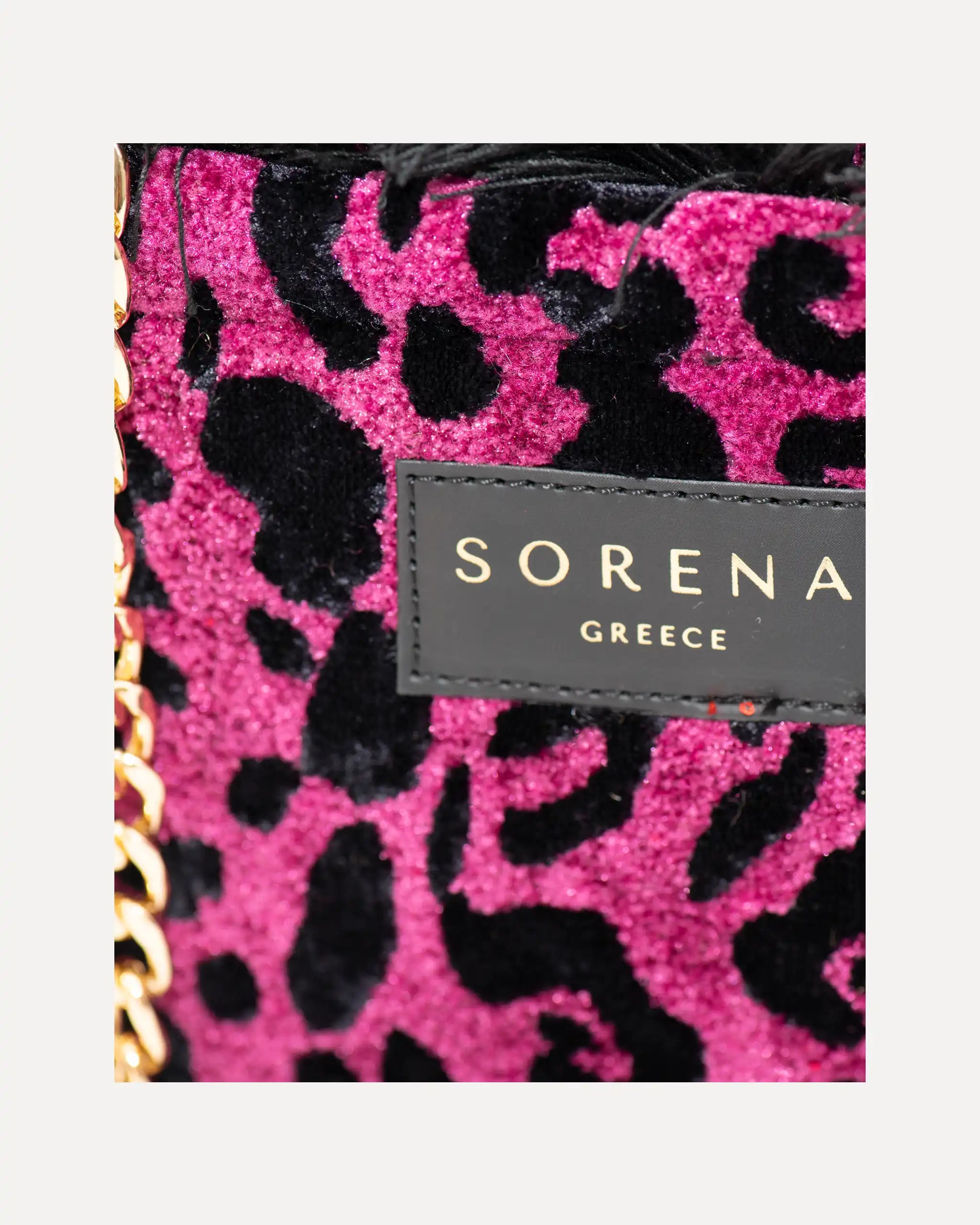 Detailansicht der Sorena Greece Mini Bag – hochwertige Verarbeitung, goldene Kette, Label „SORENA GREECE“, perfekte kleine handtasche für stilbewusste Frauen, mini tote bag handgemacht kaufen.