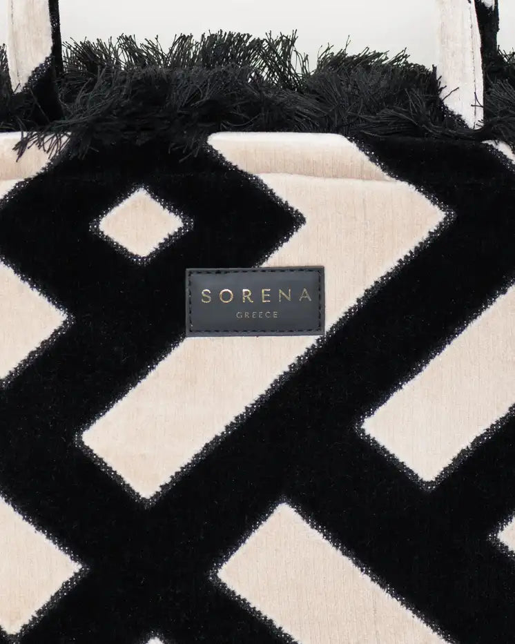Detailansicht der Sorena Greece Large Tote Bag – strukturierte Oberfläche mit geometrischem Webmuster, Label „SORENA GREECE“, vertikales Band mit Branding, perfekte tote bag für Business & Freizeit, tasche mit swiss trust und garantie.