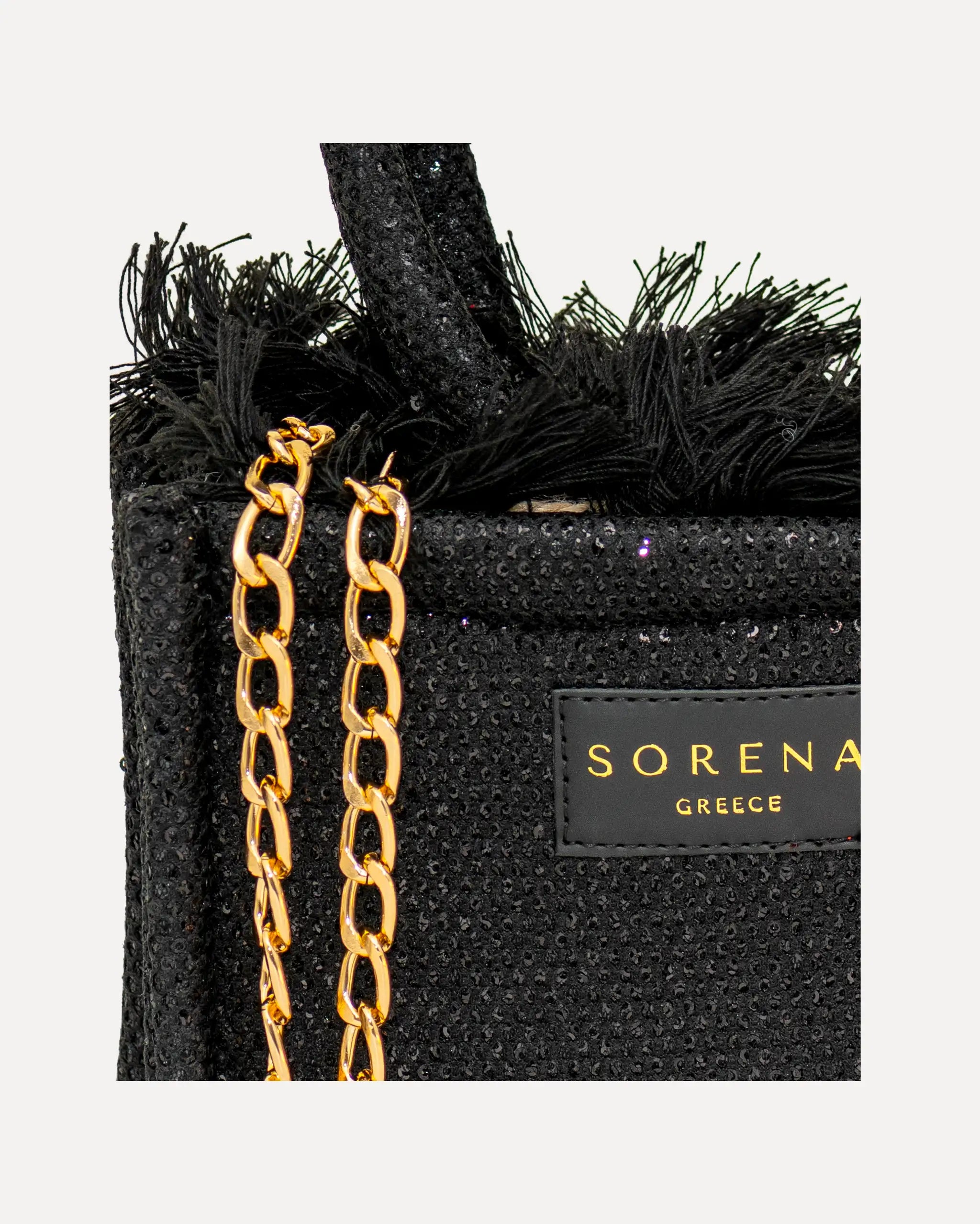 Detailansicht der Sorena Greece Mini Bag – hochwertige Verarbeitung, goldene Kette, Label „SORENA GREECE“, perfekte kleine handtasche für stilbewusste Frauen, mini tote bag handgemacht kaufen.