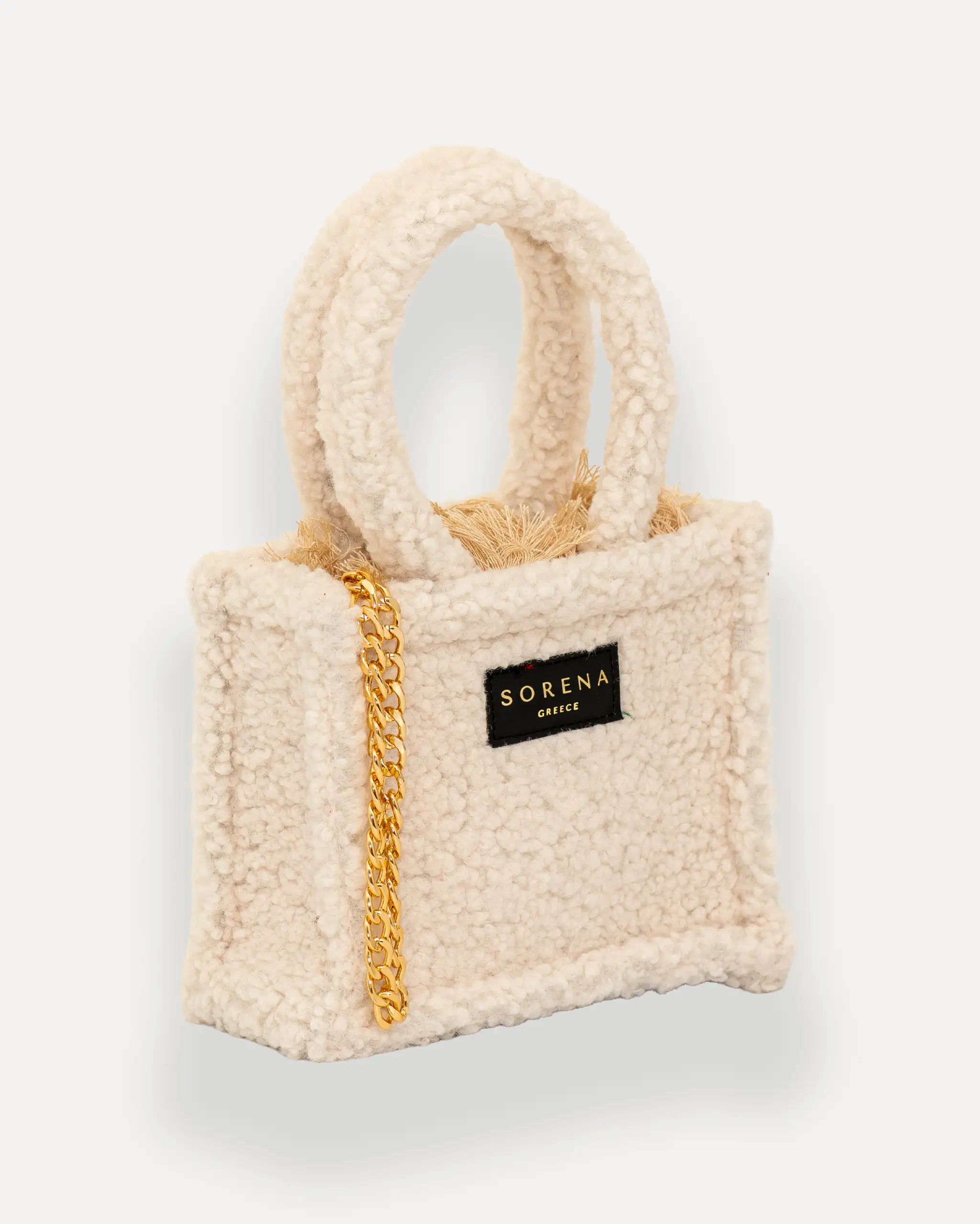 Female Model mit Sorena Greece Mini Bag rechtsseitig getragen – elegante umhängetasche damen, kompakte crossbody tasche mit Teddy-Textur und goldener Kette, bags schweiz mit Statement-Charakter.