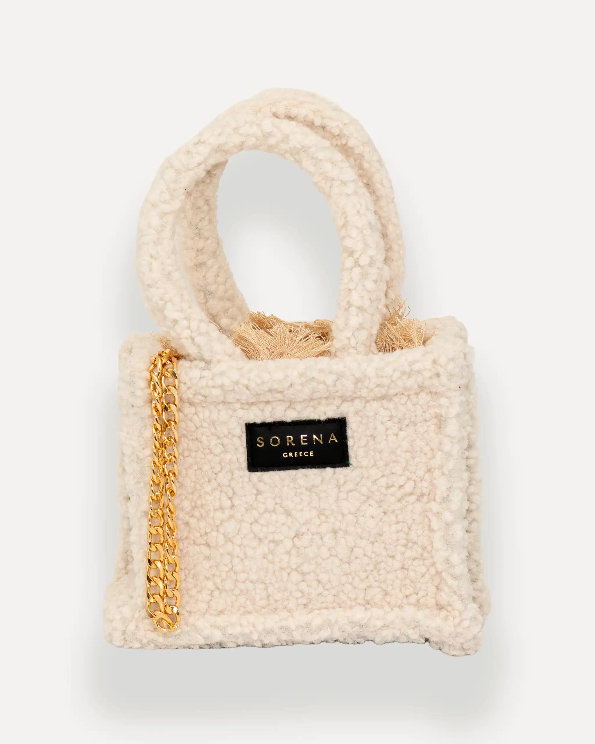 Frontansicht der Sorena Greece Mini Tote Bag – flauschige Oberfläche in Creme, Fransen, goldene Details und Label sichtbar, ideale mini tasche mit goldener umhängekette kaufen.