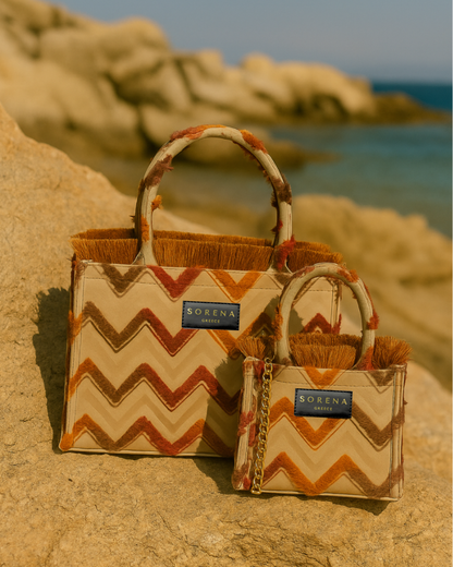 Gruppenfoto mit SORENA Mini-Taschen KATRINA in Erdtönen Orange-Beige-Gold – handgemacht, nachhaltig und geometrisch designt, aufgenommen in weiter Perspektive für SIMORA