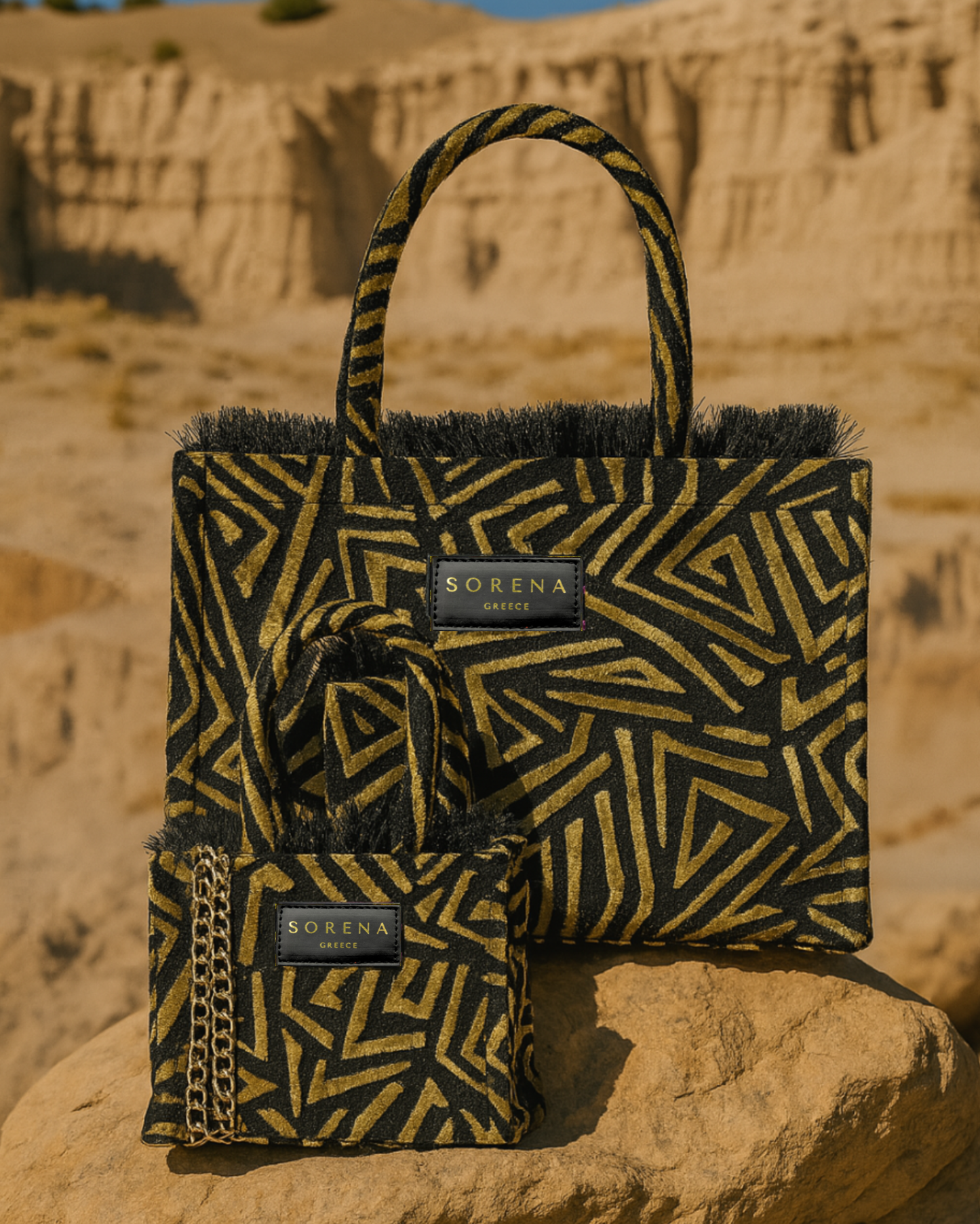 Gruppenfoto mit SORENA Mini- und Medium-Taschen SYLVANA in schwarz-gold – handgemacht, nachhaltig und geometrisch designt, exklusiv bei SIMORA