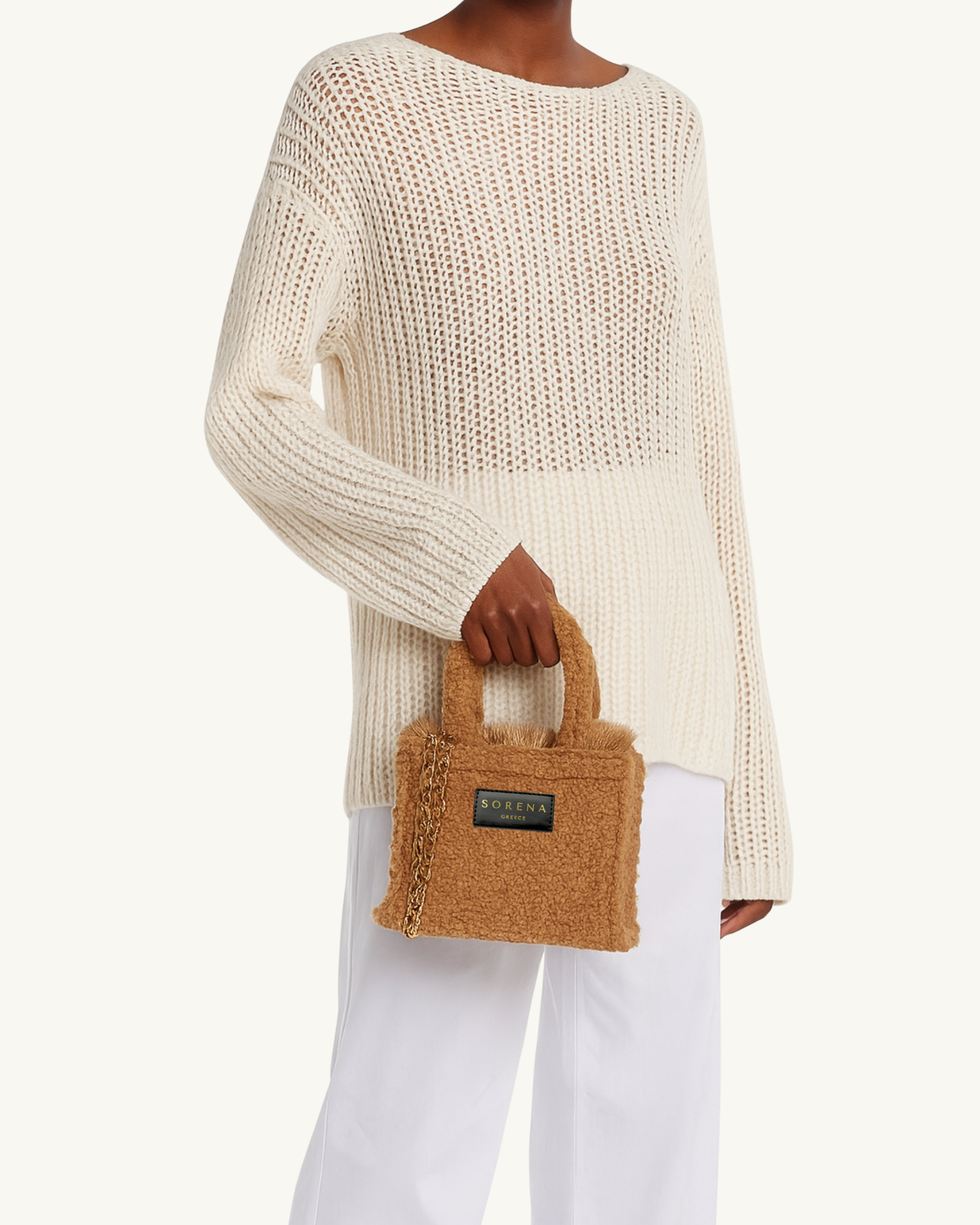 Model präsentiert die handgemachte SORENA Mini-Tasche TEDDY in Beige-Gold – stilvolles, nachhaltiges Accessoire aus dem SIMORA-Shop