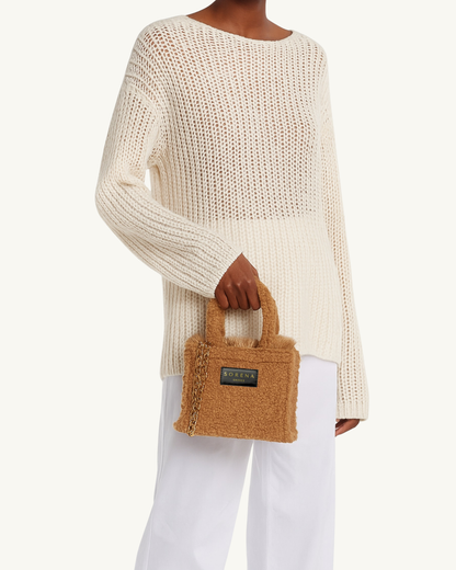 Model präsentiert die handgemachte SORENA Mini-Tasche TEDDY in Beige-Gold – stilvolles, nachhaltiges Accessoire aus dem SIMORA-Shop