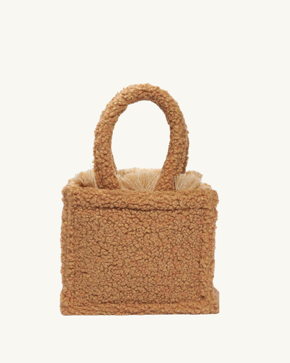 Rückansicht der SORENA Mini-Tasche TEDDY in flauschigem Beige-Gold – handgemacht und nachhaltig kuratiert von SIMORA