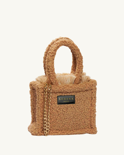 Seitliche Ansicht der handgemachten SORENA Mini-Tasche TEDDY in Beige-Gold – flauschige Struktur, nachhaltig kuratiert von SIMORA