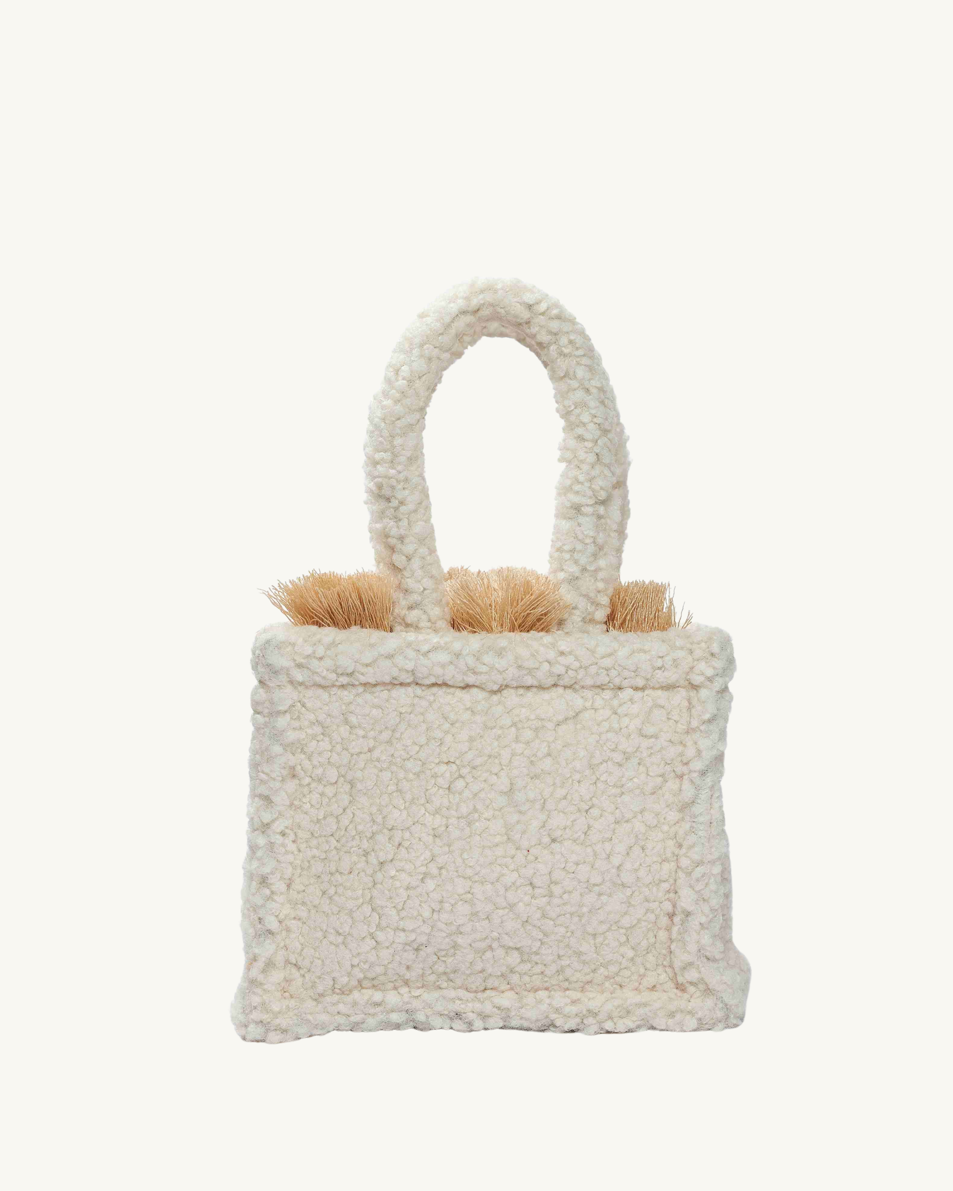 Rückansicht der SORENA Mini-Tasche TEDDY in flauschigem Hellbeige-Gold – handgemacht und nachhaltig kuratiert von SIMORA