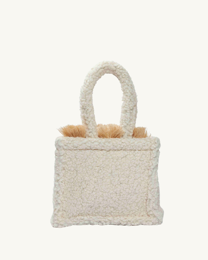 Rückansicht der SORENA Mini-Tasche TEDDY in flauschigem Hellbeige-Gold – handgemacht und nachhaltig kuratiert von SIMORA