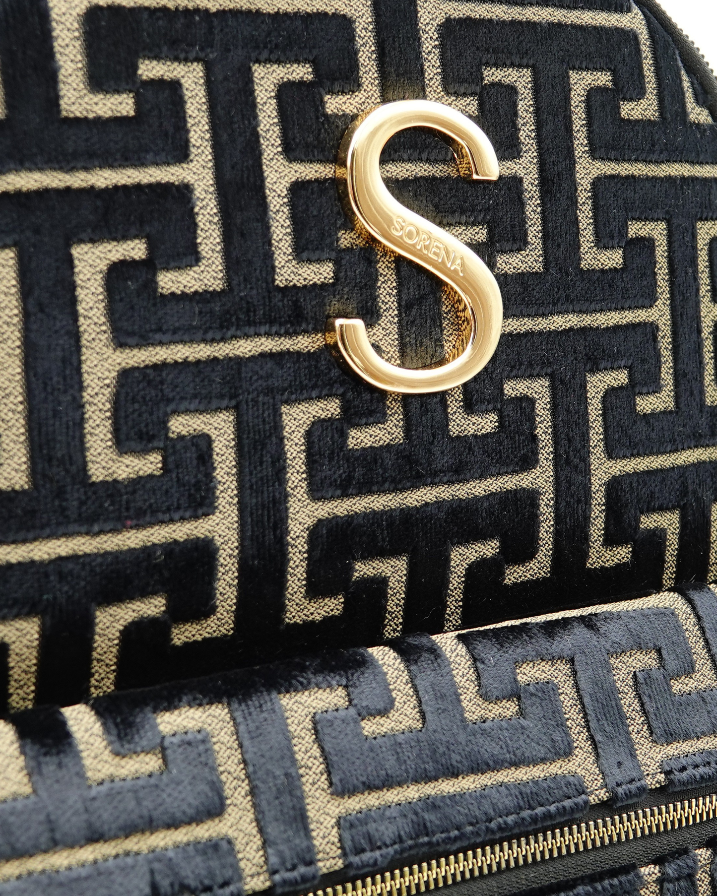 Nahaufnahme des handgemachten SORENA-Rucksacks ANDRO – nachhaltige Verarbeitung mit goldenen Zippern und strukturierter Geometrie, SIMORA Edition