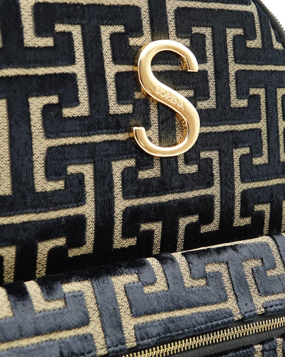 Nahaufnahme des handgemachten SORENA-Rucksacks ANDRO – nachhaltige Verarbeitung mit goldenen Zippern und strukturierter Geometrie, SIMORA Edition