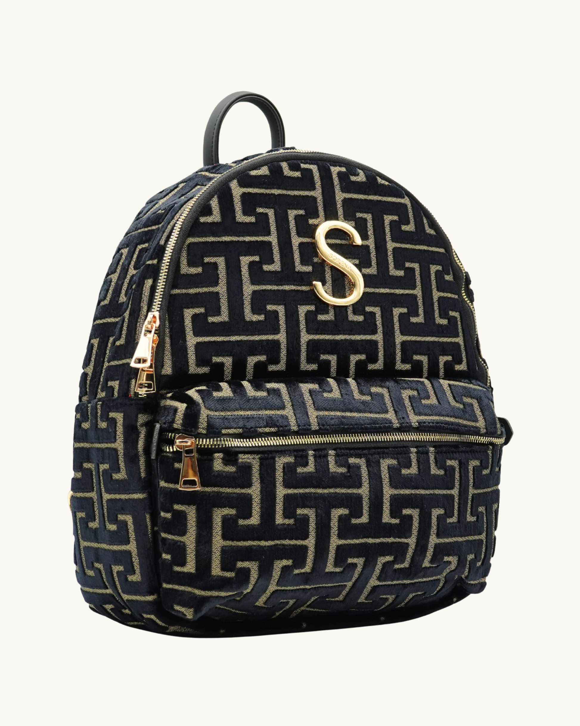 Rechte Seitenansicht des handgemachten SORENA-Rucksacks ANDRO mit goldenen Details und geometrischem Muster – nachhaltig kuratiert von SIMORA