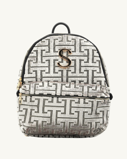 Handgemachter SORENA-Rucksack DAPHNE mit geometrischem Muster in silber-gold – nachhaltiges Design exklusiv bei SIMORA, Frontansicht