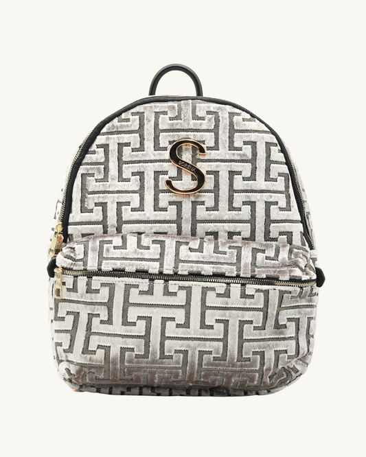 Handgemachter SORENA-Rucksack DAPHNE mit geometrischem Muster in silber-gold – nachhaltiges Design exklusiv bei SIMORA, Frontansicht
