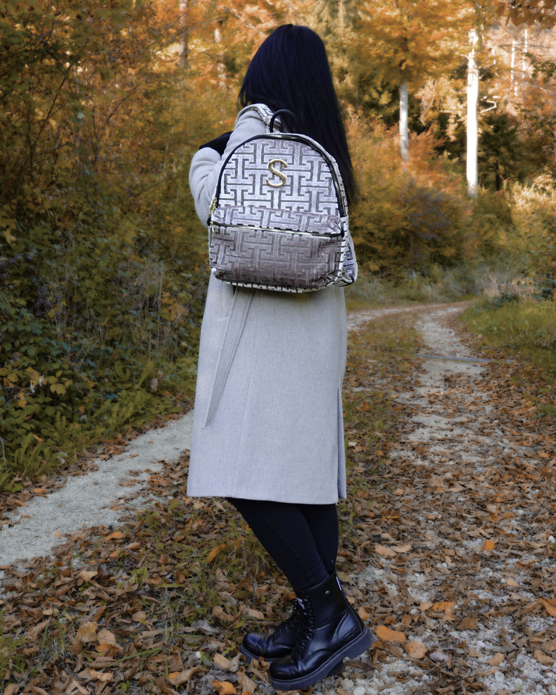 Model trägt handgemachten SORENA-Rucksack DAPHNE mit geometrischem Muster in silber-gold – stilvolles, nachhaltiges Accessoire von SIMORA
