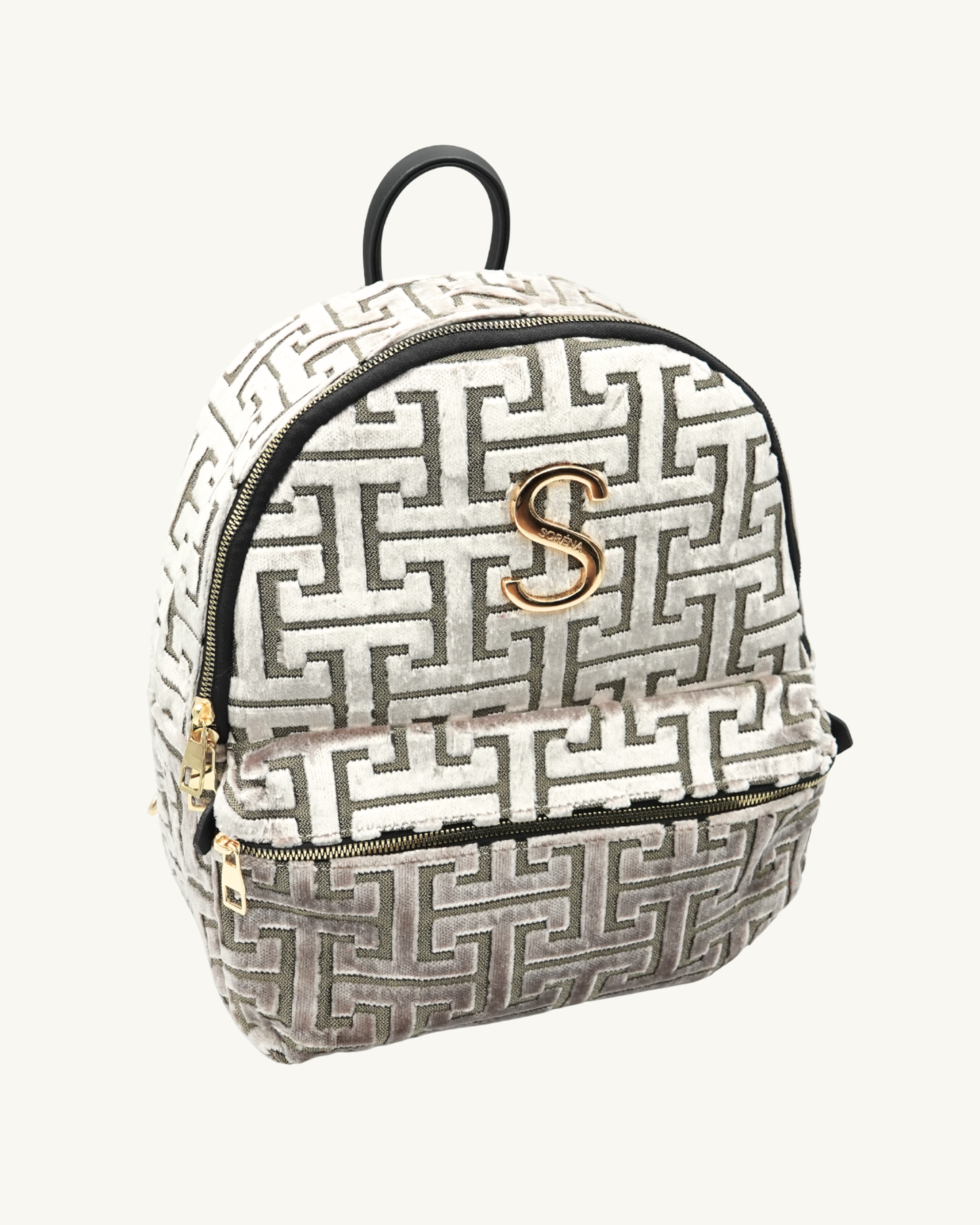 Linke Seitenansicht des nachhaltigen SORENA-Rucksacks DAPHNE in silber-gold – handgefertigtes geometrisches Design aus dem SIMORA-Shop