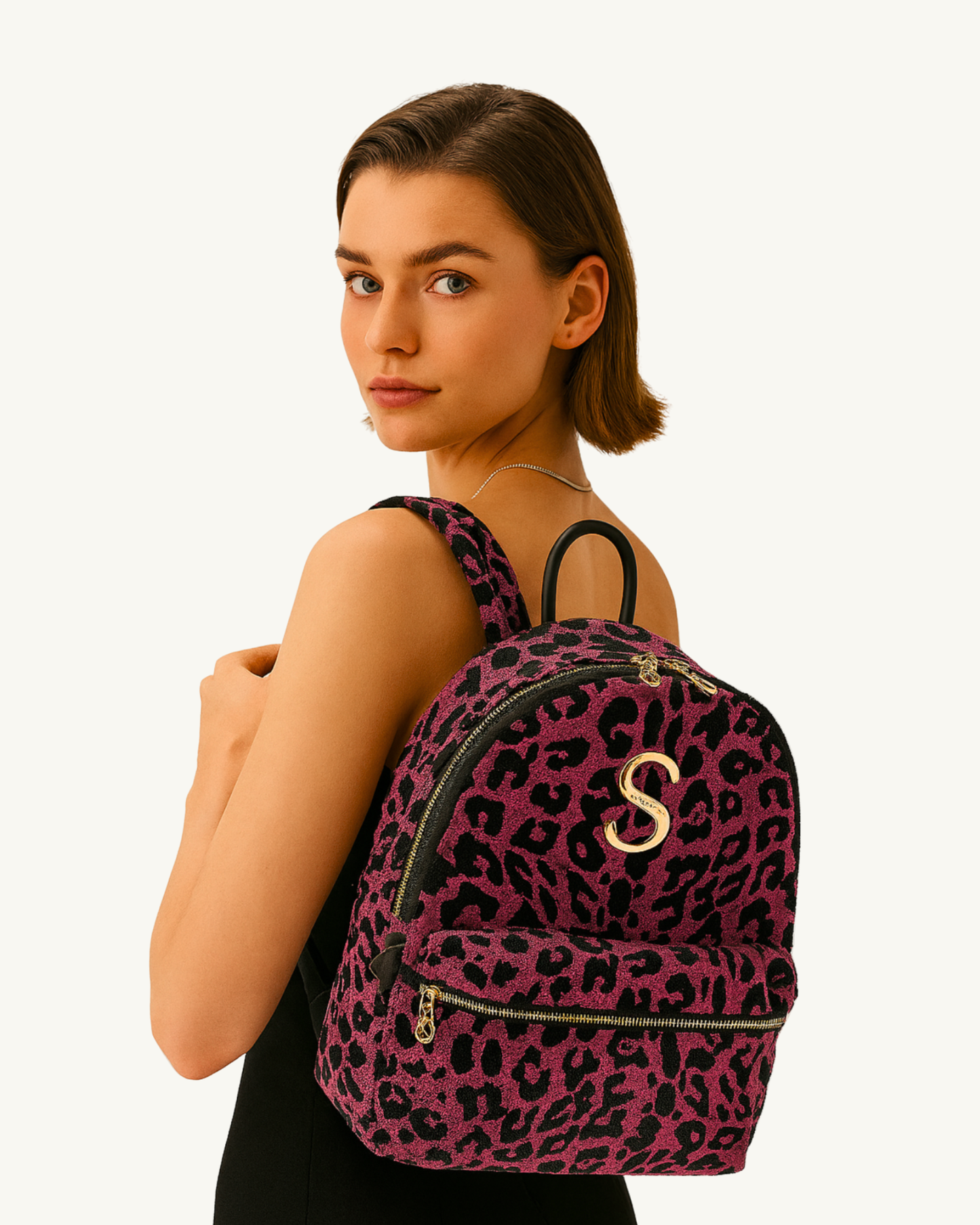 Rückansicht des Models mit handgemachten SORENA-Rucksacks in magenta-gold mit Leopardmuster – getragen von Model, nachhaltig kuratiert von SIMORA