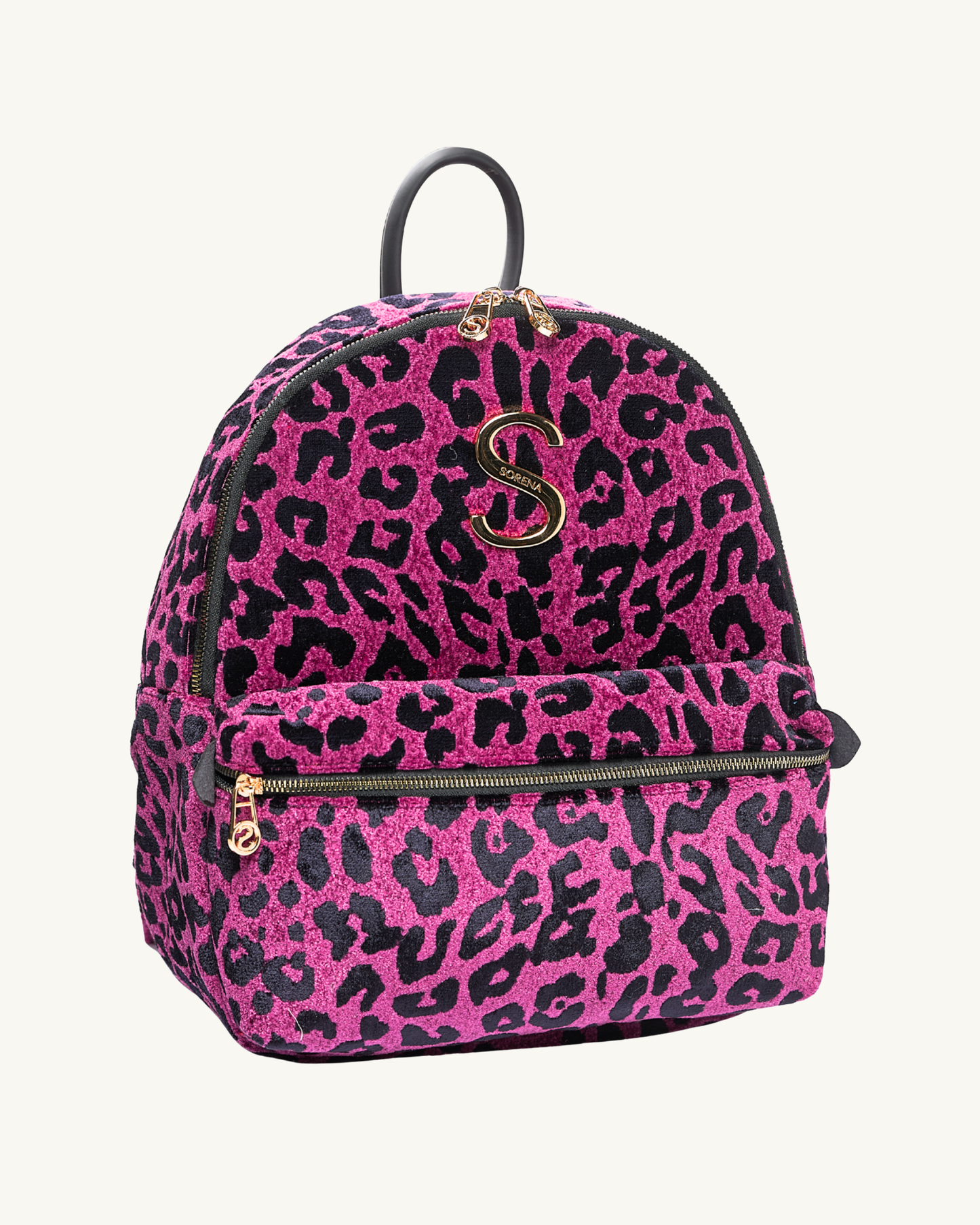 Seitliche Perspektive des nachhaltigen SORENA-Rucksacks mit goldenen Details und magentafarbenem Leopardmuster – SIMORA Edition