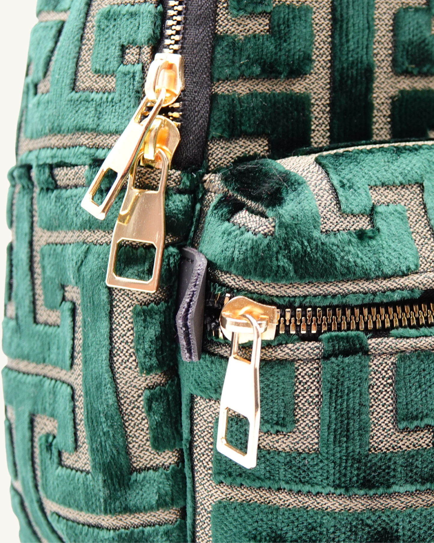 Nahaufnahme des handgemachten SORENA-Rucksacks NAFSIKA – nachhaltige Verarbeitung mit goldenen Zippern und strukturierter Geometrie, SIMORA Edition