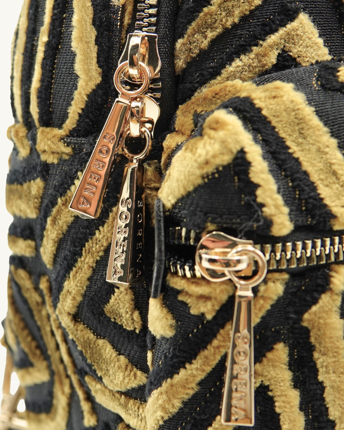 Nahaufnahme des handgemachten SORENA-Rucksacks SYLVANA – nachhaltige Verarbeitung mit goldenen Zippern und geometrischer Struktur, bei SIMORA