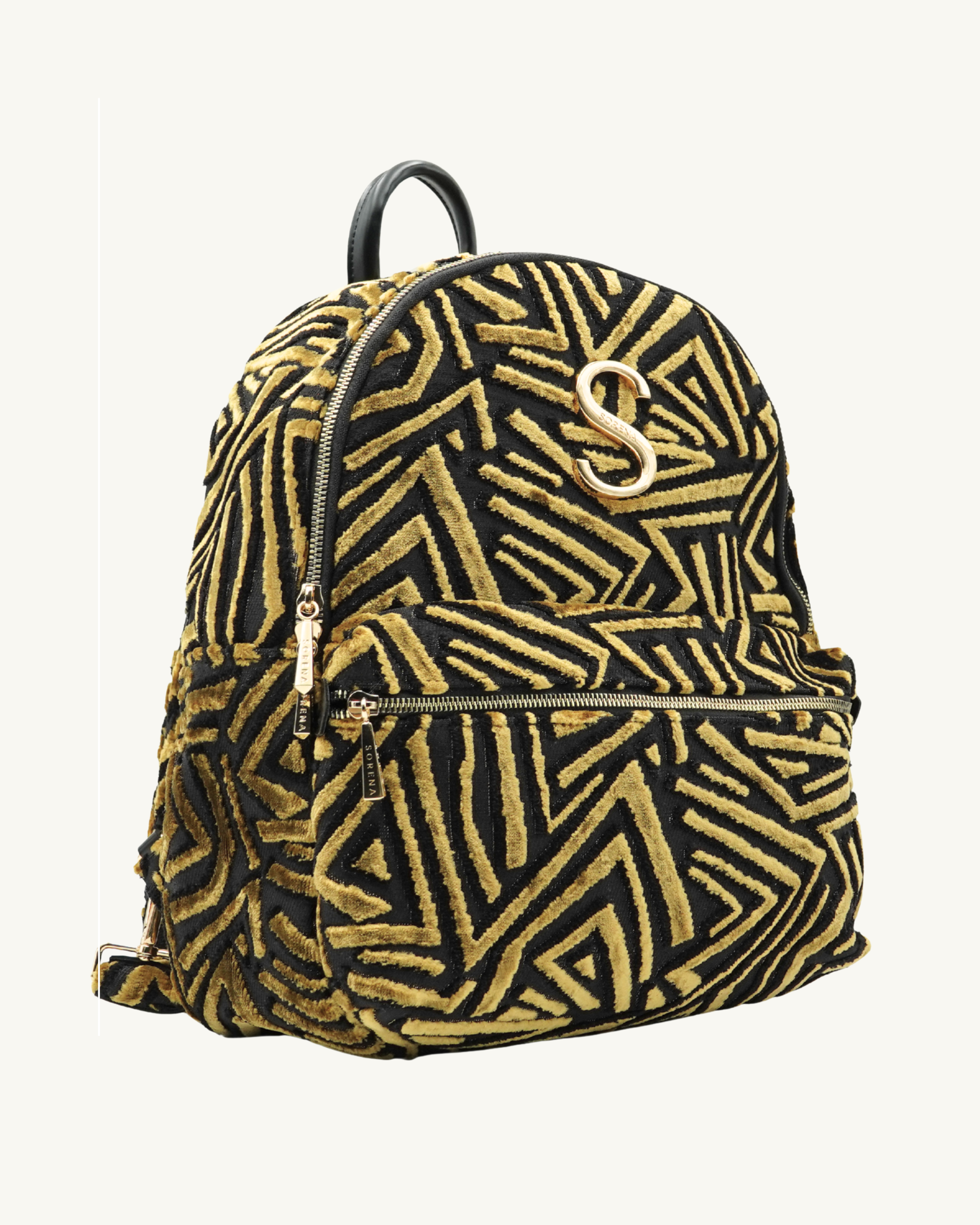 Rechte Seitenansicht des handgemachten SORENA-Rucksacks SYLVANA mit goldenen Details und geometrischem Muster – nachhaltig kuratiert von SIMORA
