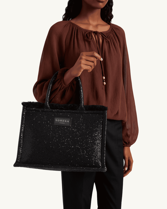 Model trägt die handgemachte SORENA ADORA Shopper – vegane, nachhaltige Tasche mit elegantem Muster, ideal für stilvolle Herbst- und Wintermomente.