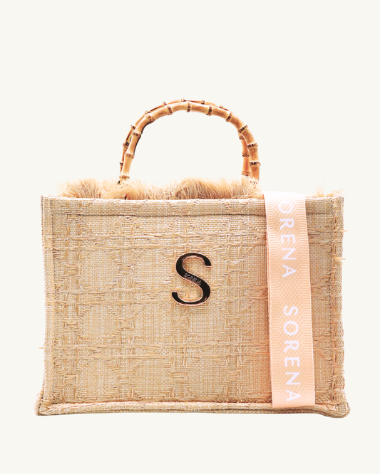 AELIA Shopper frontal mit hängendem SORENA-Riemen – geflochtene Textur, Bambusgriff & pinker Markenakzent