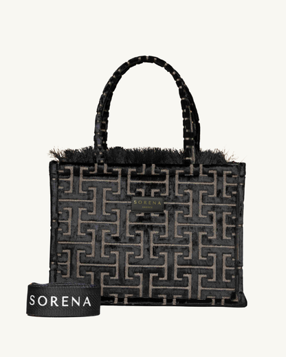 ANDRO Shopper frontal – geometrisches Muster in Schwarz-Grau, stabile Henkel & Markenlabel, SORENA, handgemacht & vegan