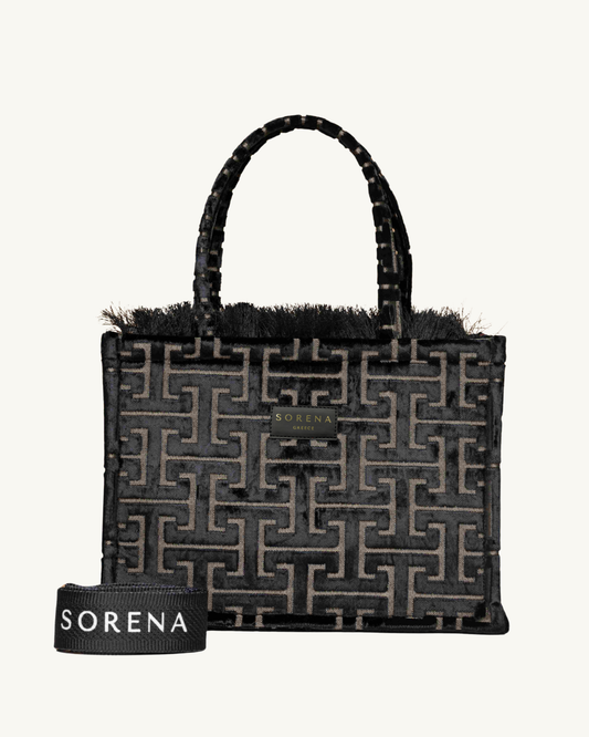 ANDRO Shopper frontal – geometrisches Muster in Schwarz-Grau, stabile Henkel & Markenlabel, SORENA, handgemacht & vegan