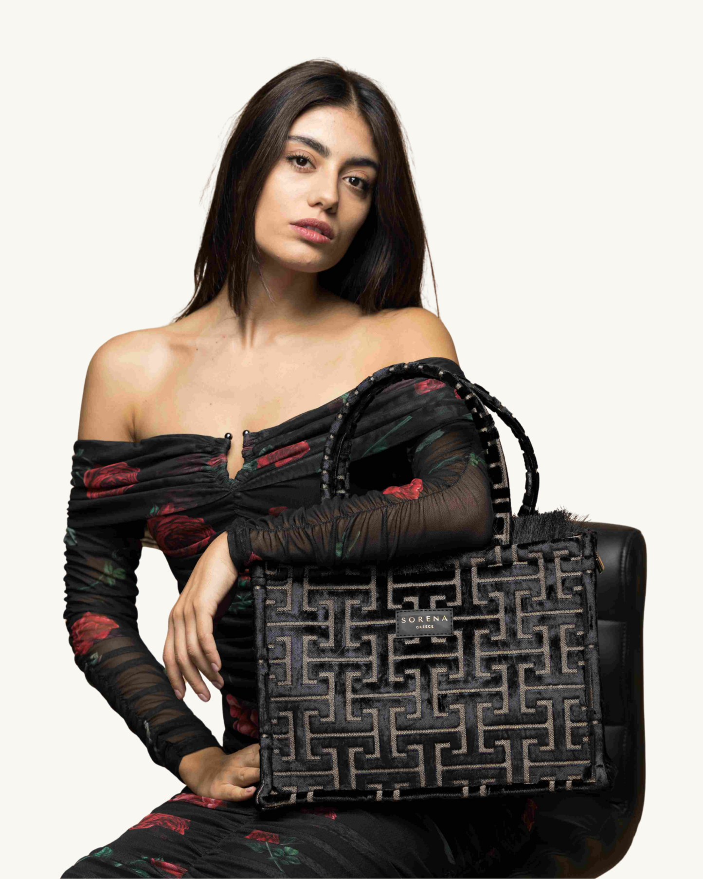 ANDRO Shopper am Model – Schwarz-Grau-Kontrast mit klarer Struktur, urbaner Look, SORENA, handgemacht & vegan