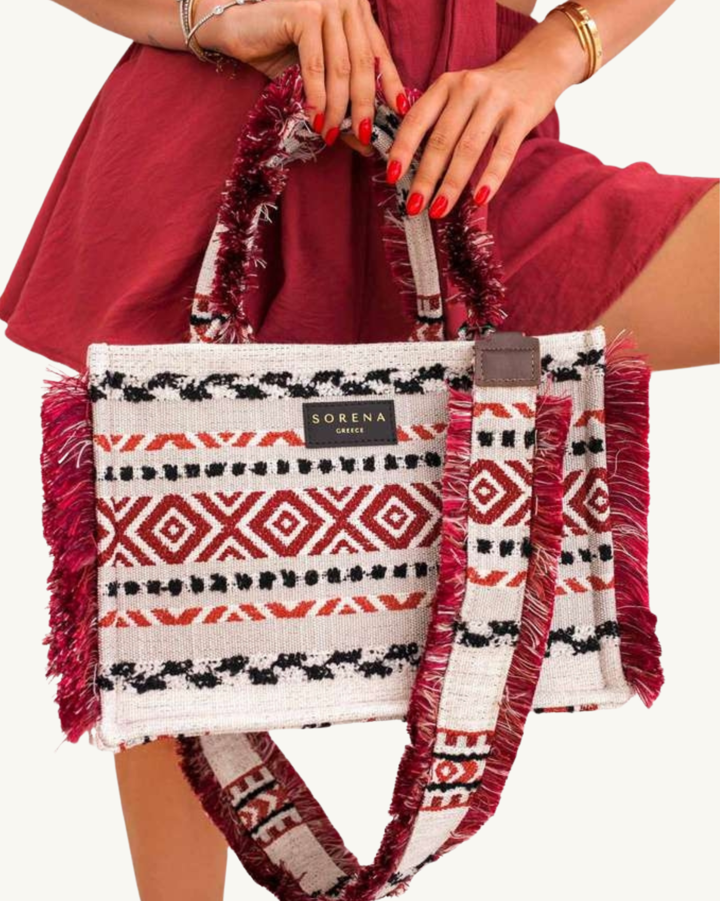 BOHINA EMELY Shopper am Model – rot-beige Fransen, Boho-Design & handgemacht, stilvoll getragen im Alltag