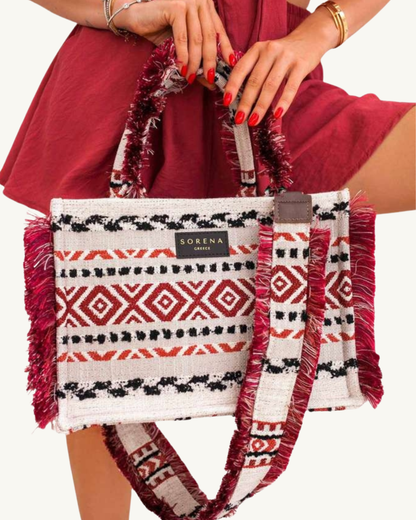 BOHINA EMELY Shopper am Model – rot-beige Fransen, Boho-Design & handgemacht, stilvoll getragen im Alltag