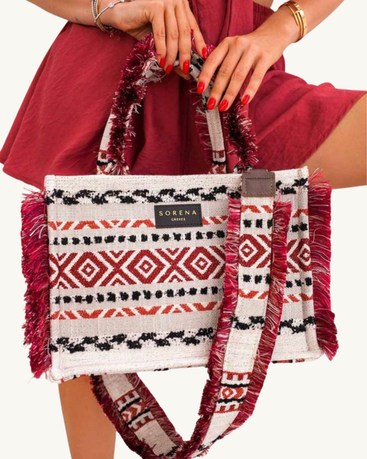 BOHINA EMELY Shopper am Model – rot-beige Fransen, Boho-Design & handgemacht, stilvoll getragen im Alltag