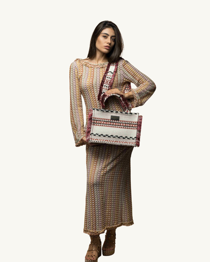 BOHINA EMELY Shopper am Model – Boho-Look mit Fransen, ideal für Alltag, Reisen & kreative Styles