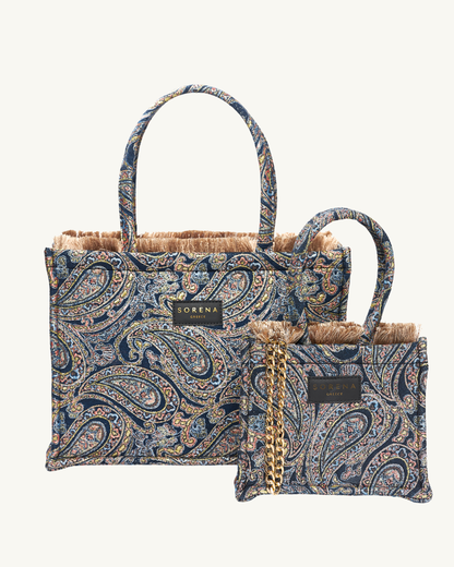 Mehrere handgemachte SORENA CLEIO Shopper mit veganem Paisley-Muster in Blau-Braun – nachhaltig gefertigte Taschen, stilvoll gruppiert für mediterrane Eleganz und visuelle Tiefe.