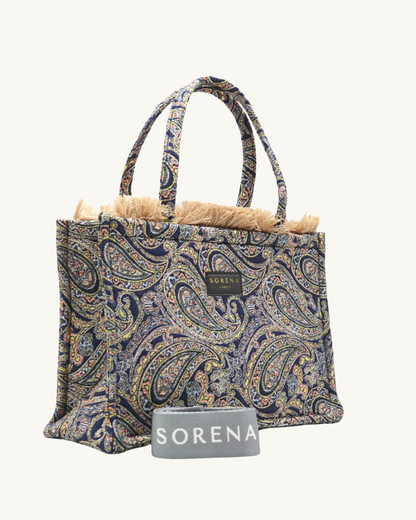Seitenansicht der handgemachten SORENA CLEIO Shopper – vegane, nachhaltige Tasche mit strukturierter Paisley-Oberfläche und klarer Silhouette in Blau-Braun.