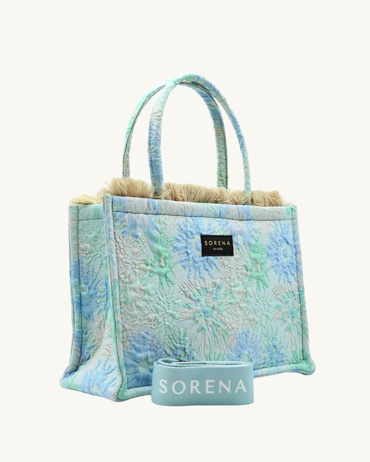 Seitenansicht der handgemachten SORENA CORAL Shopper – vegane, nachhaltige Tasche mit klarer Silhouette und kunstvollem Korallenmuster in Blau-Grün.