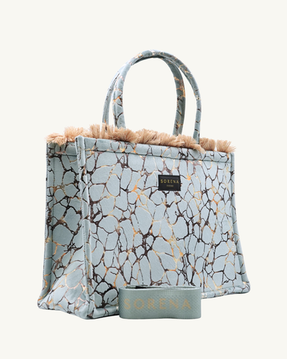 CRYSTALIA Shopper seitlich – blau-goldenes Kristallmuster mit Tiefe, beige Kontrastkante & Fransen, handgefertigt