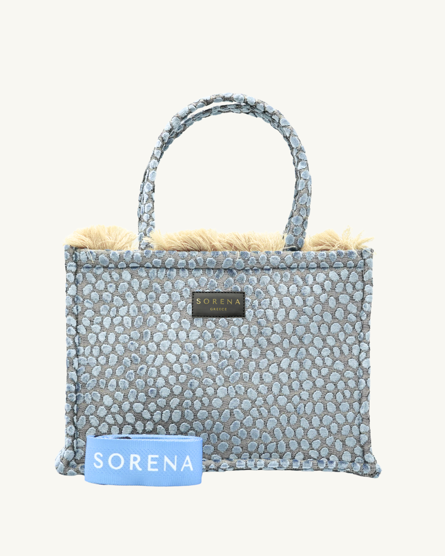 Frontansicht der SORENA CYCLADES Shopper – handgemacht aus veganem Material mit Ägäis-inspiriertem Schuppenmuster in Blau, nachhaltig produziert für stilbewusste Frauen.
