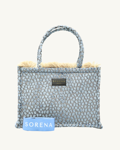 Frontansicht der SORENA CYCLADES Shopper – handgemacht aus veganem Material mit Ägäis-inspiriertem Schuppenmuster in Blau, nachhaltig produziert für stilbewusste Frauen.