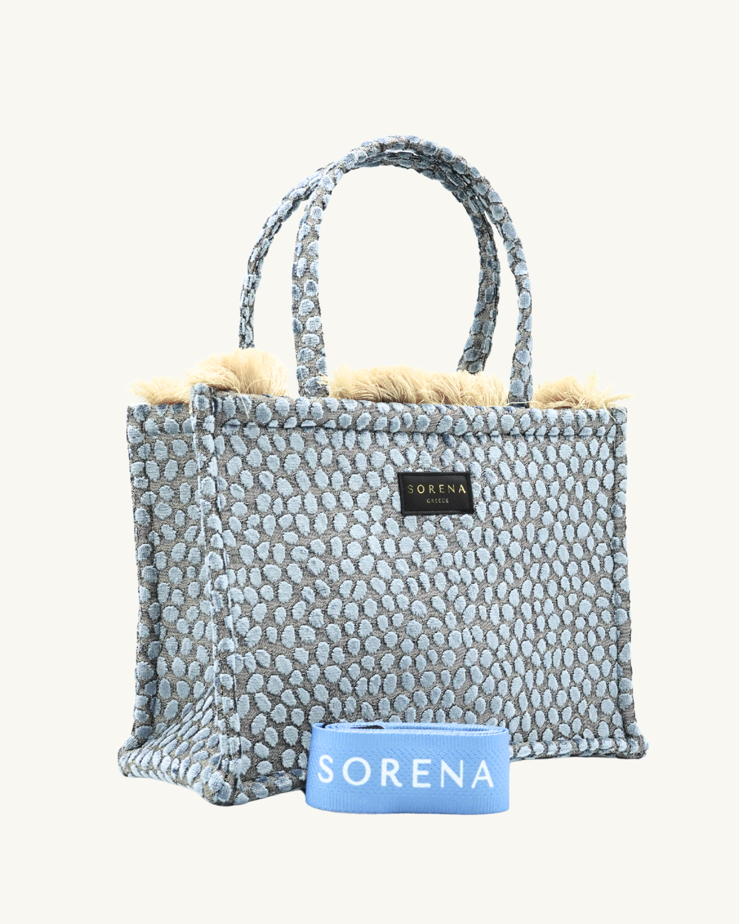 Seitenansicht der handgemachten SORENA CYCLADES Shopper – vegane, nachhaltige Tasche mit strukturierter Meeresoptik und klarer Silhouette in Blau.